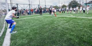 Niños jugando fútbol