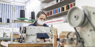 Mujer con una maquina de coser