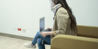Joven frente a un computador