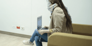 Mujer frente a un computador