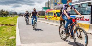 Personas montando bicicleta, a propósito de cómo hacer el Registro Bici Bogotá 
