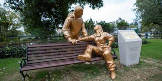 Estatua de la serie 'La Casa de Papel' en el Parque de los Novios en Bogotá 
