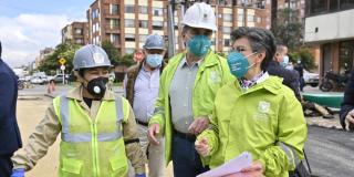 Alcaldesa Claudia López junto al director de la Unidad de Mantenimiento Vial y una trabajadora de la UMV. Foto: Prensa Alcaldía.