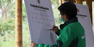 Foto de la alcaldesa firmando pacto #UnidosPorUnNuevoAire