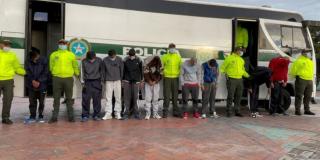 Imagen de Policía junto a delincuentes que fueron detenidos en intervención de seguridad en Bogotá