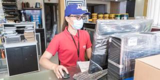 Mujer frente a un computador