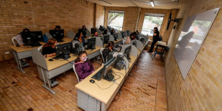 Personas frente a un computador