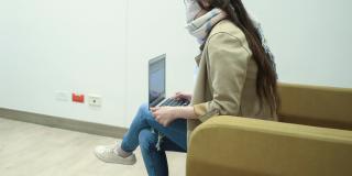 Mujer frente a un computador