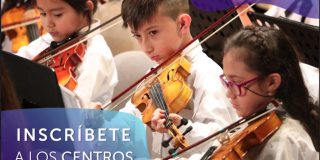 Niños tocando instrumentos