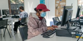 Mujer frente a un computador