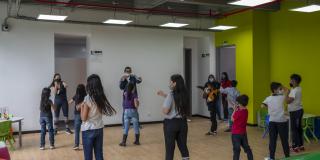 Niños haciendo estiramiento