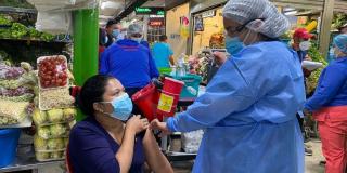 Vacunación contra COVID-19 en plazas de mercado en Bogotá