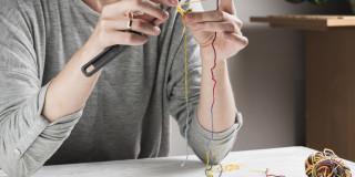 Una persona tejiendo