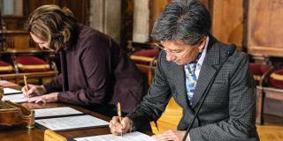 Mayor of Bogotá Claudia López and Mayor of Barcelona, Ada Colau signing the Memorandum of Understanding that will increase and strengthen the relationship and cooperation between Bogotá and Barcelona.