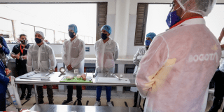 Personas con alimentos