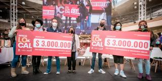 El alcalde (e), Luis Ernesto Gómez, entregó apoyos económicos de hasta $3 millones a emprendedoras y emprendedores populares de Bosa. Foto: Alcaldía