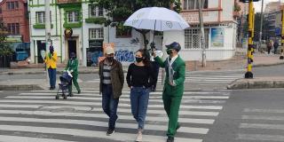 Artistas integrando a una peatona en las actividades.