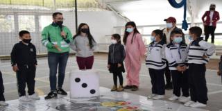 Niños y niñas de colegios de Bogotá enseñan que la Basura no es basura