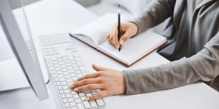 Persona escribiendo en un teclado