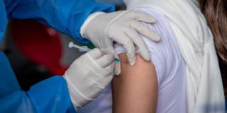 ¿Qué vacunas contra COVID aplican en tercera dosis para mayores de 50?