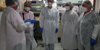 Personas con implementos de bioseguridad