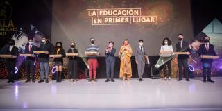 La alcaldesa, Claudia López, junto con la secretaria de Educación, Edna Bonilla, entregaron los galardones a los ganadores de los premios e incentivos. Foto. Alcaldía.