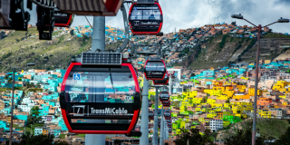Durante el recorrido se expusieron los proyectos de revitalización urbana que intervendrán los sectores en el entorno del cable aéreo de San Cristóbal. Foto: Alcaldía Mayor de Bogotá. 