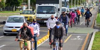 Ciclistas y vehículos movilizándose.