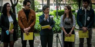 La alcaldesa, Claudia López, recibió de manos de organizaciones sociales el informe 'Tiros a la Vista'. Foto. Alcaldía.