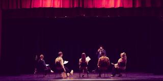 Personas en un escenario