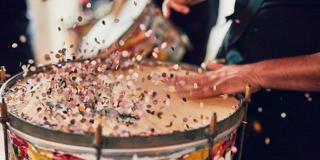 una persona tocando una granadera