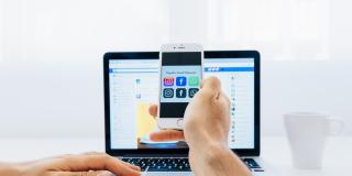 Banco de imágenes - un computador y un celular