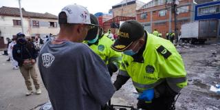 Autoridades incautan armas y sellan locales en 'Cinco huecos', Bogotá