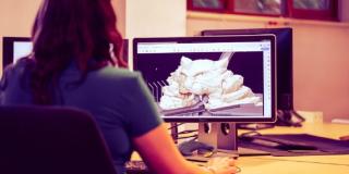 Mujer frente a un computador