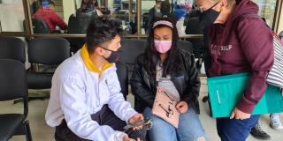 Joven, funcionario y madre