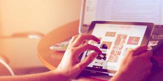 Manos en una tableta