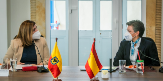 n the photo, from right to left: Pilar Cancela Rodríguez, Spain's Secretary of State for International Cooperation, together with the Mayor of Bogotá, Claudia López. Photo: Mayor's Office of Bogotá. 