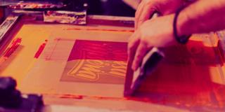 una persona haciendo serigrafía