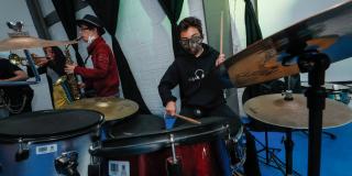 Personas tocando instrumentos