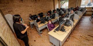 Personas frente a computadores