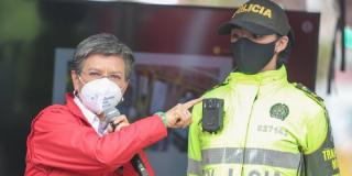 100 policías portarán nuevas cámaras unipersonales en TransMilenio