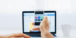 un computador y un celular