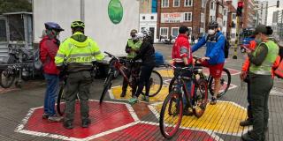Con ciclistas se adelantó la campaña de seguridad vial para ciclistas que transi