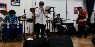 Personas tocando instrumentos