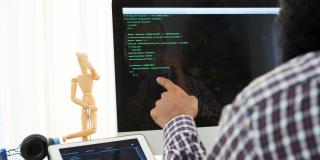 Hombre frente a un computador