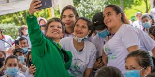 La alcaldesa, Claudia López. junto con las primeras ‘Sembradoras por la ReactivA