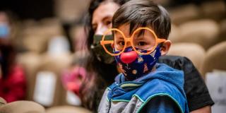 Niño con nariz de payaso