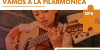 Niña tocando guitarra