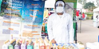 Hombre con una tienda de yogures