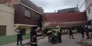 Bomberos rescataron una persona tras choque de un camión en C. Bolívar